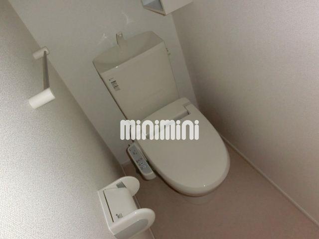 トイレ　トイレです。タオルを掛けることができるようになっています。