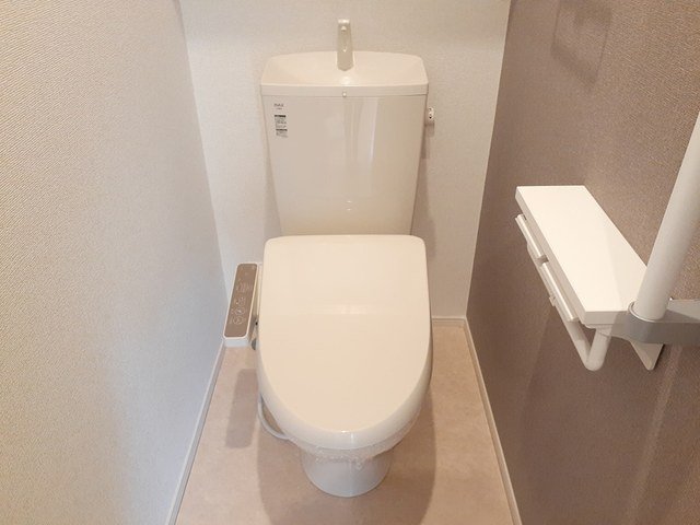 トイレ　落ち着いた色調のトイレです