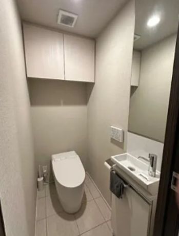小田急線 下北沢駅 徒歩4分 3階建 築5年のトイレ写真