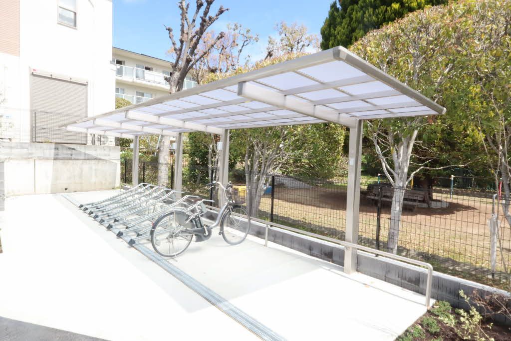 建物外観　屋根付きの駐輪場がございます。