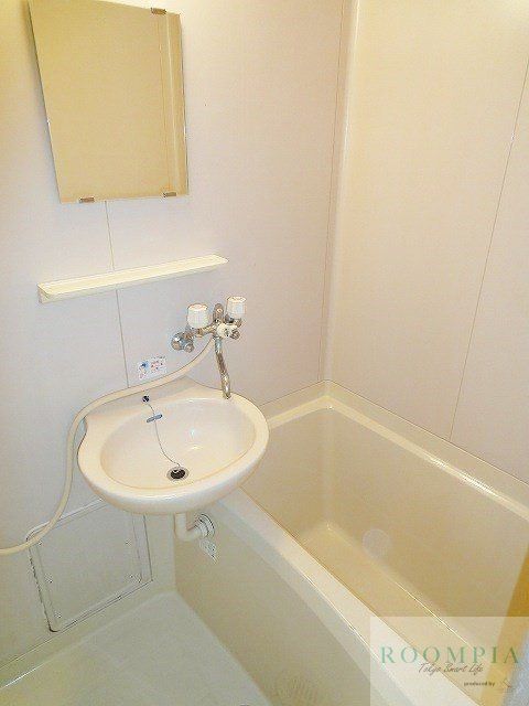 バス・シャワールーム　同タイプの別のお部屋です