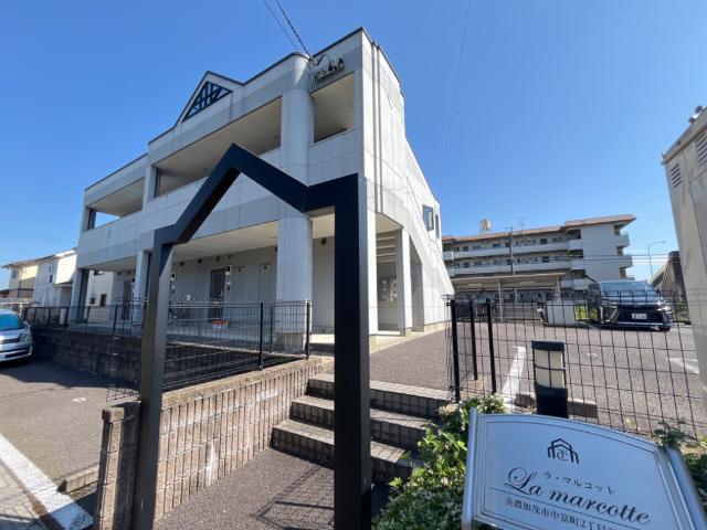 駐車場　おしゃれな外観です