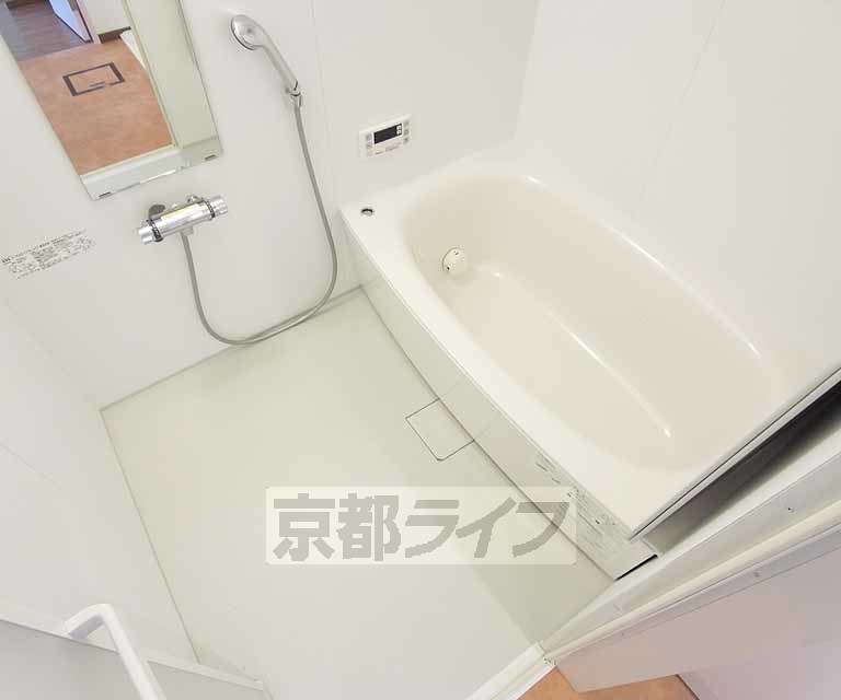 バス・シャワールーム　大きなお風呂。追い焚き機能付きの浴室です。