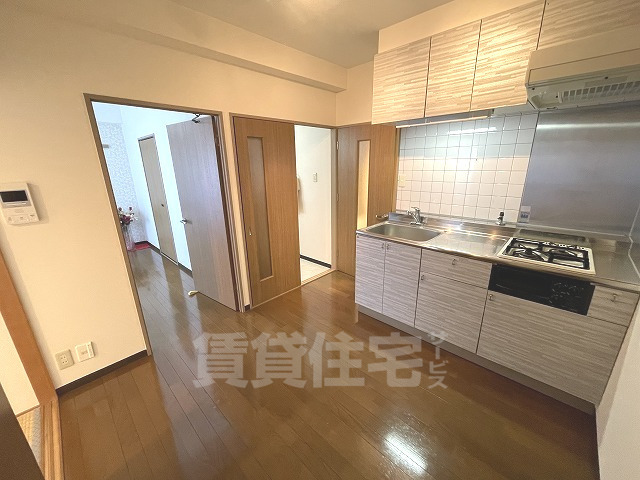 フローリッシュ崇徳院の居間写真