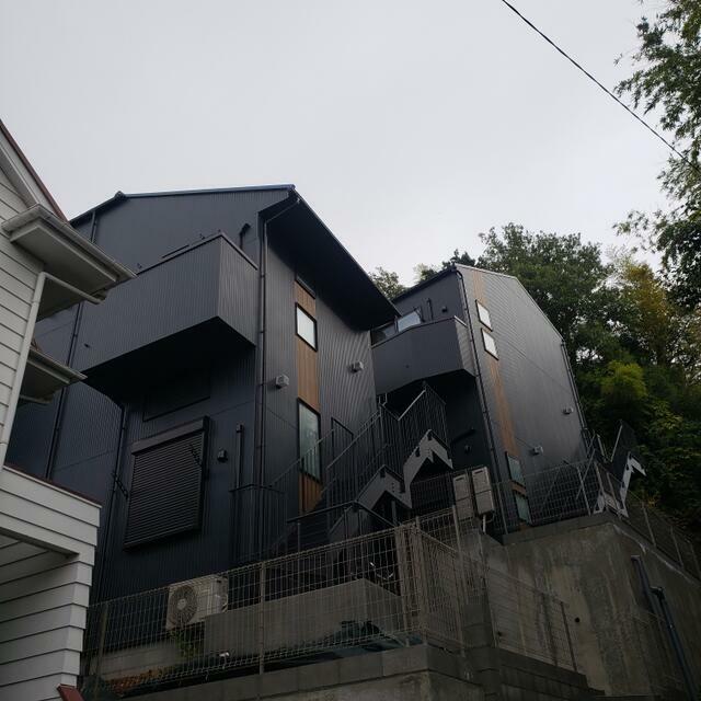 建物外観　Ｉは右から２番目の外壁が黒い建物です。