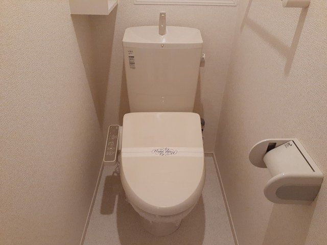 トイレ　落ち着いた色調のトイレです