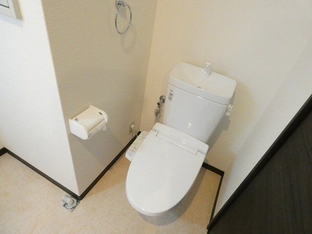 近鉄けいはんな線 荒本駅 徒歩4分 9階建 築7年のトイレ写真
