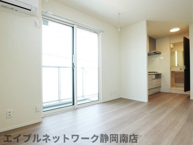 居室・リビング　こちらの居間で趣味の時間をお楽しみください