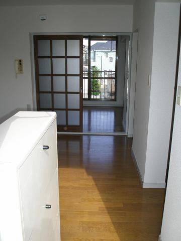 玄関　同タイプ別部屋の写真となります。