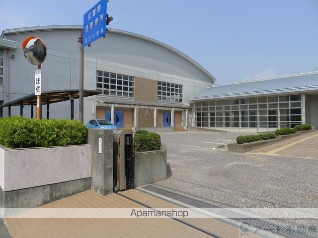 小学校　余土小学校（小学校）まで710m