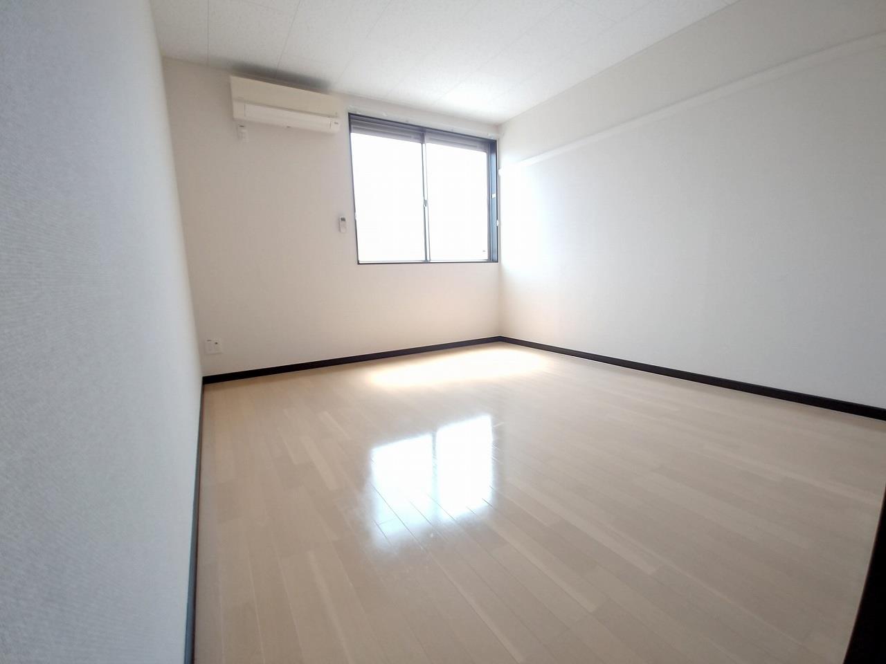 居室・リビング　居室：窓側