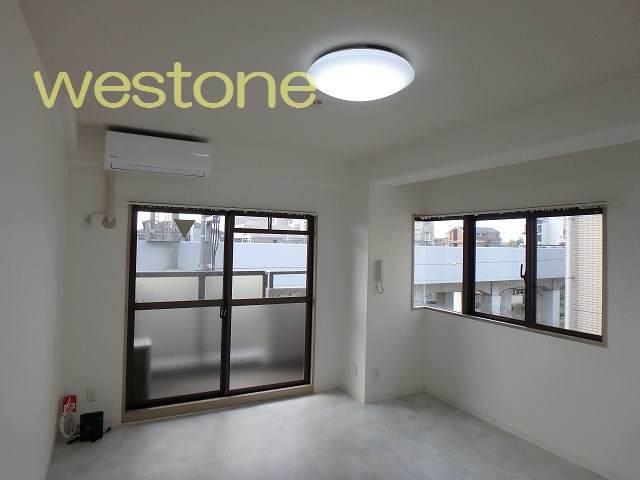 居室・リビング　角部屋で２面窓。明るい室内です。