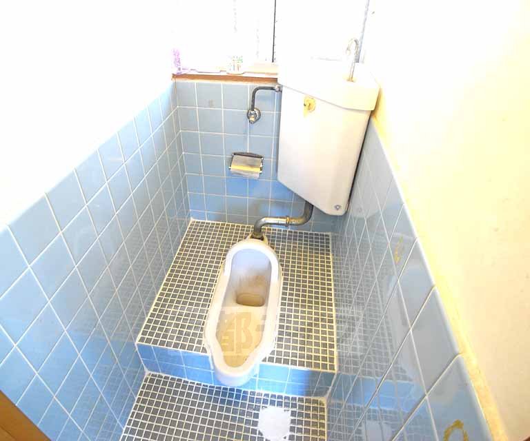 トイレ　玄関の横に設置されています。