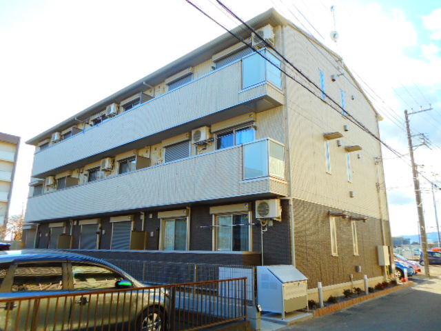 海老名市中新田のアパートの建物外観