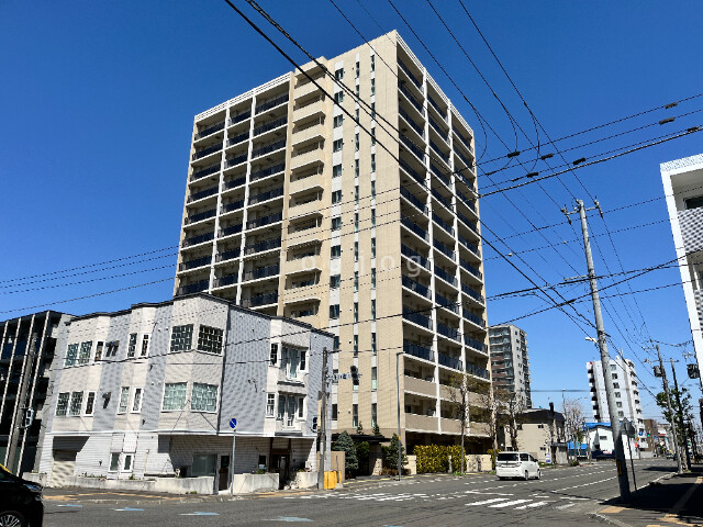 札幌市北区北十四条西のマンションの建物外観