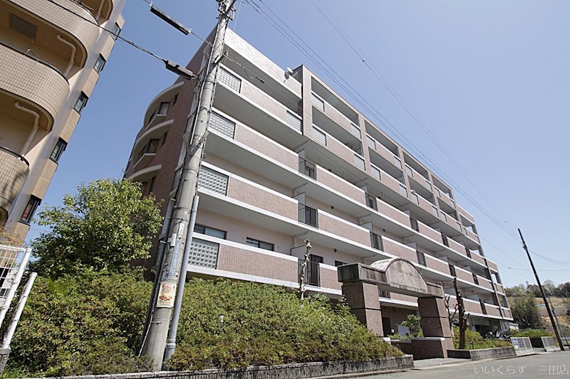 神戸市北区有野中町のマンションの建物外観