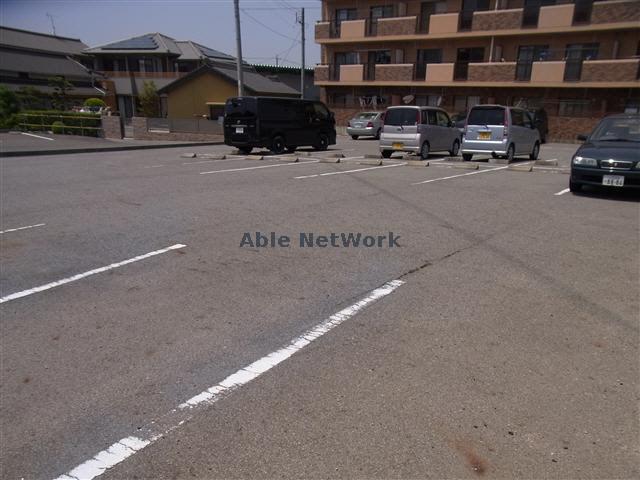 【西尾市楠村町のマンションの駐車場】