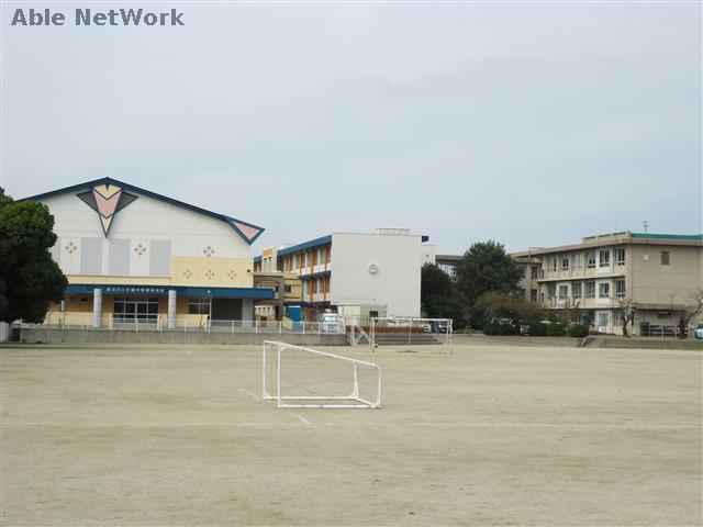 【西尾市楠村町のマンションの小学校】