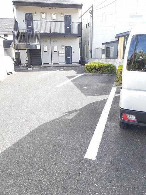 【サンセールＫの駐車場】