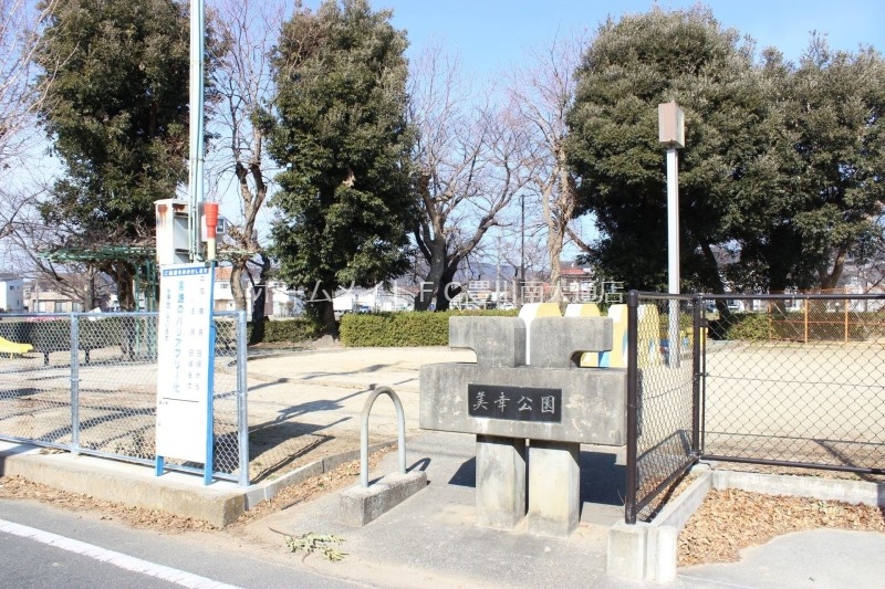 【サンルミエール豊川　Ａ棟の公園】