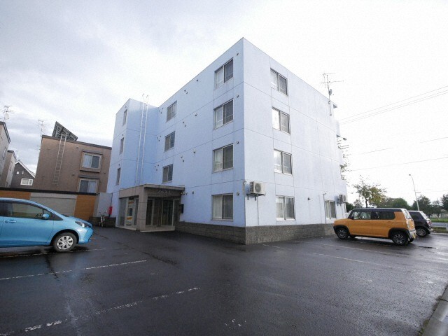 【札幌市北区屯田七条のマンションの建物外観】