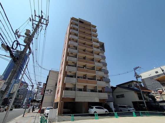 【広島市南区東荒神町のマンションの建物外観】