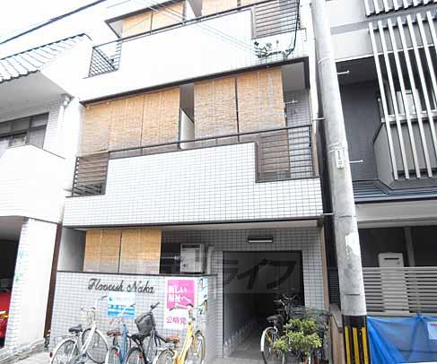 京都市上京区西千本町のマンションの建物外観