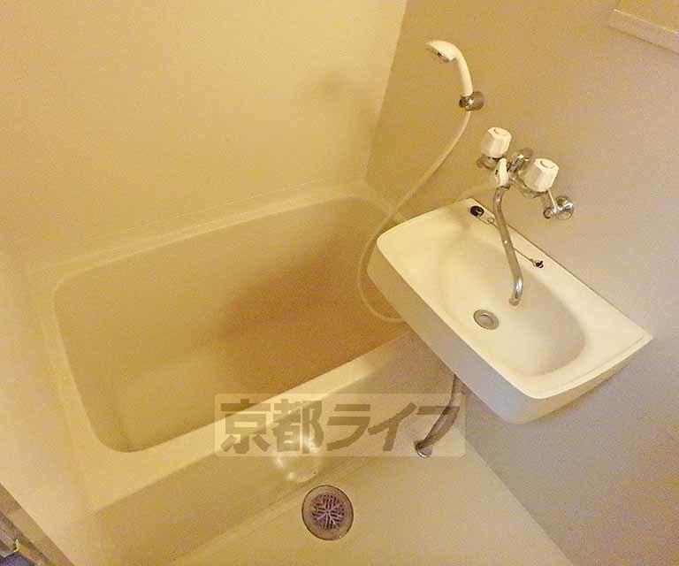 バス・シャワールーム　バスルームです。