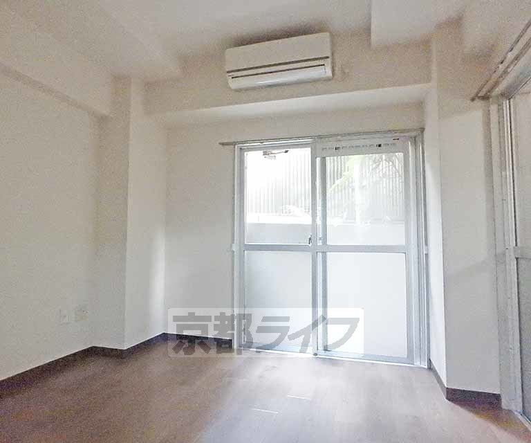 居室・リビング　白基調のキレイなお部屋です。