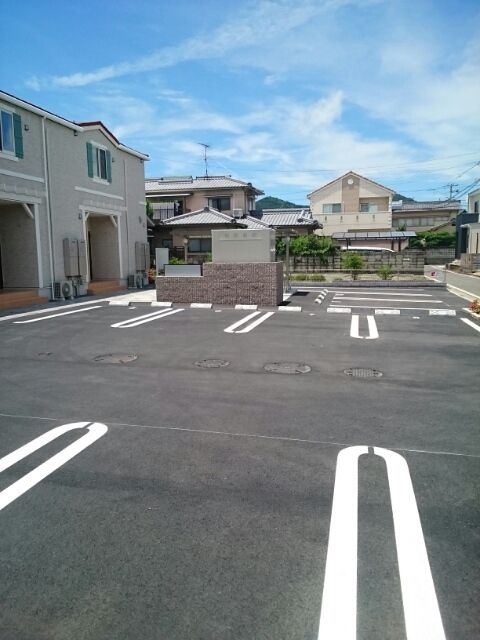 【松山市春美町のアパートの駐車場】