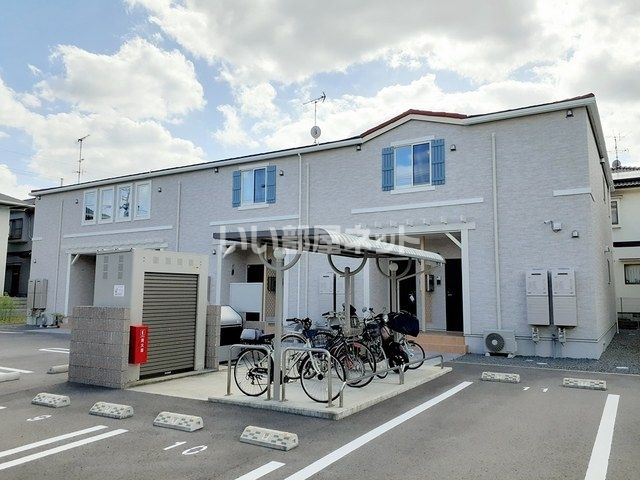 【松山市春美町のアパートの建物外観】