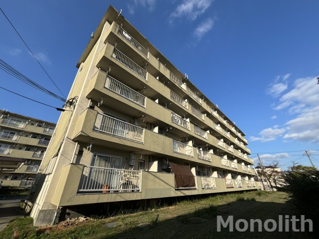 泉大津市助松団地のマンションの建物外観