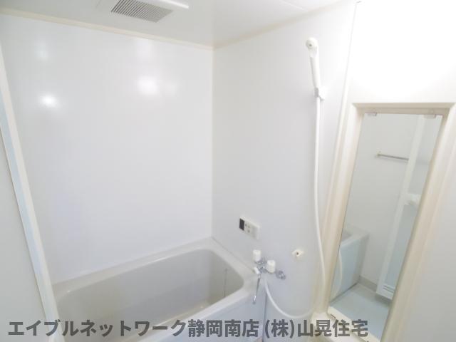 バス・シャワールーム　ゆったり過ごせるお風呂です
