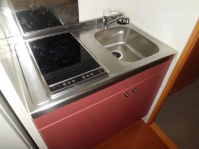 キッチン　2口電気コンロ付きミニキッチン。