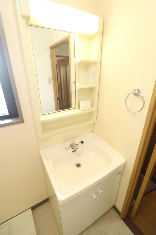 洗面設備　洗面脱衣所　洗面台の左に洗濯機置き場