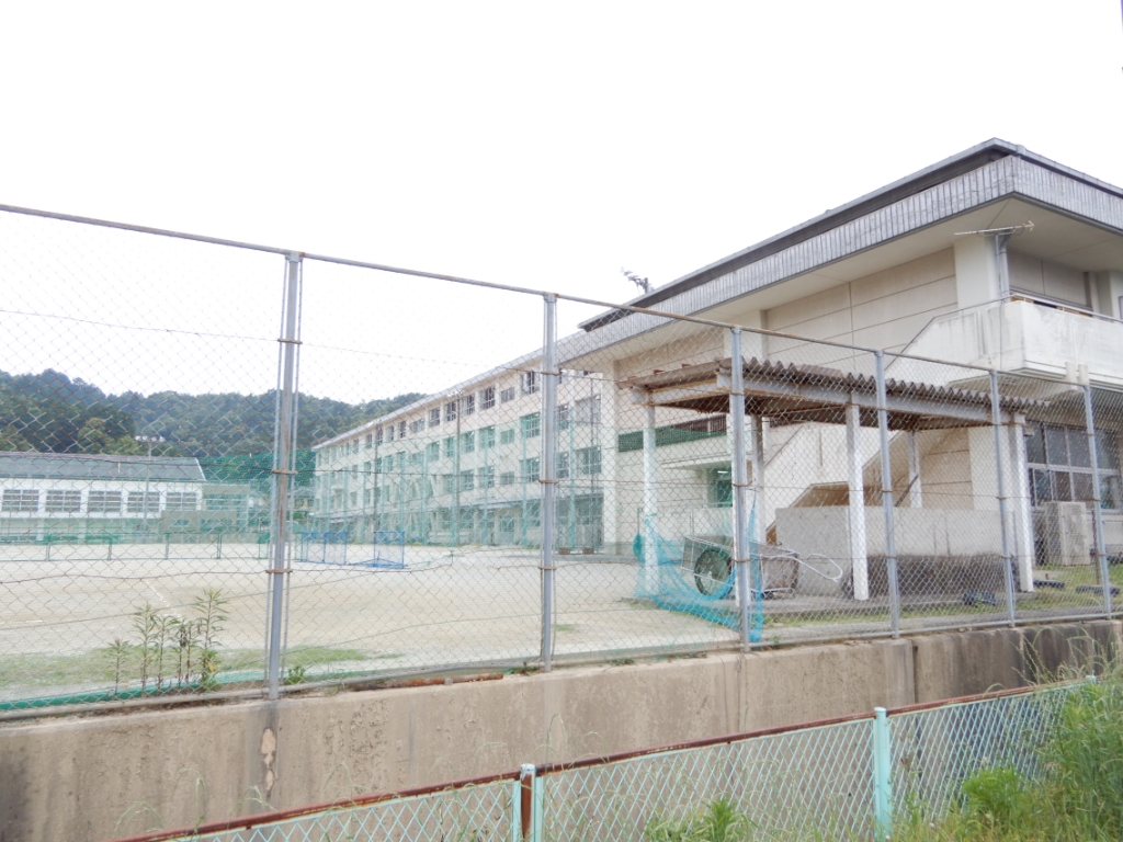 中学校　岐阜市立岩野田中学校（中学校）まで1768m