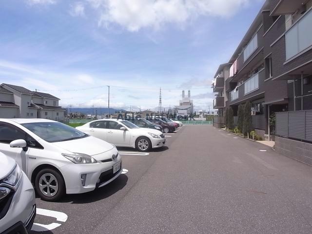 【大垣市小野のアパートの駐車場】