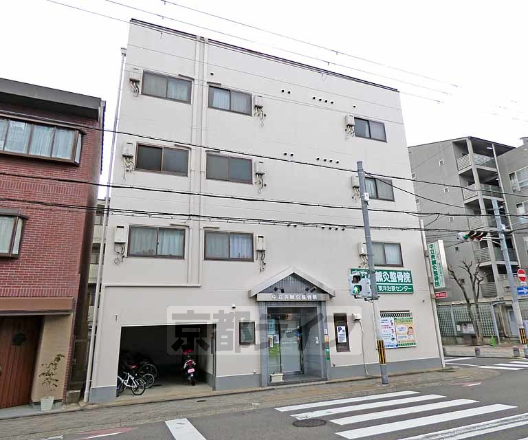 京都市上京区新元町のマンションの建物外観