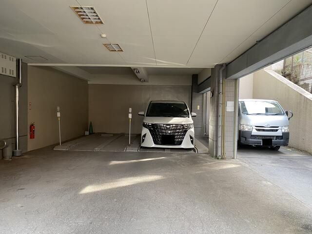 【新宿区南元町のマンションの駐車場】