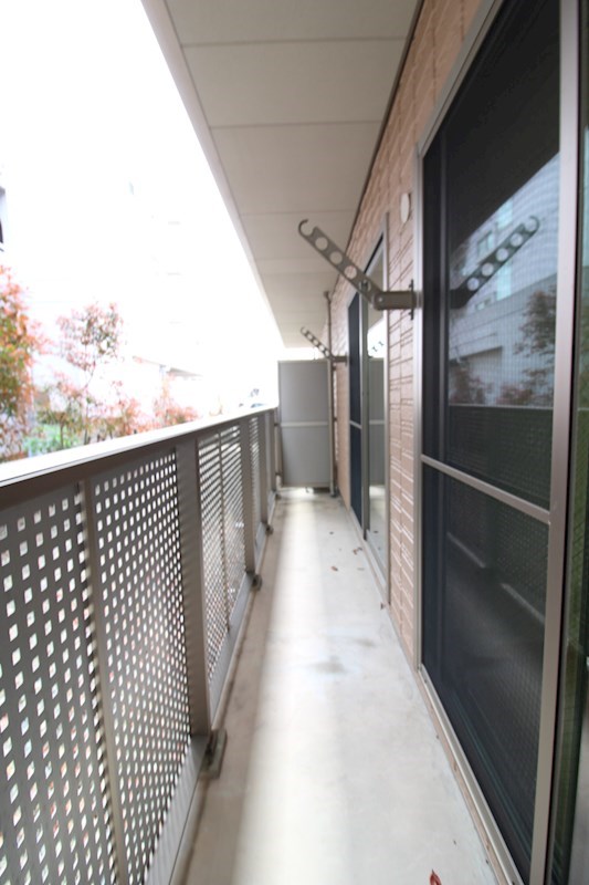 バルコニー　洗濯物が干すのにん十分なスペースがあります。