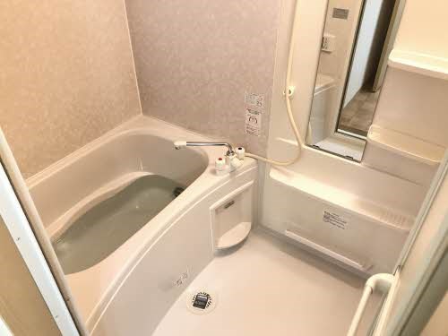 バス・シャワールーム　清潔感のあるお風呂です。