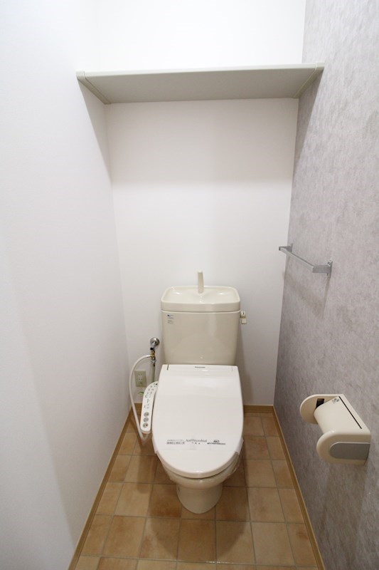 トイレ　ウォシュレット、上段に収納棚あります。