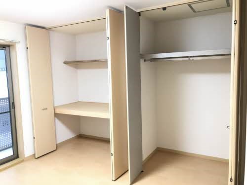 収納　寝室収納、2タイプの収納があり、用途に応じて使えます。