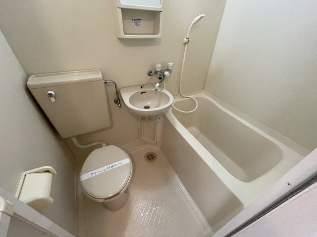 バス・シャワールーム　コンパクトで使いやすいお風呂です