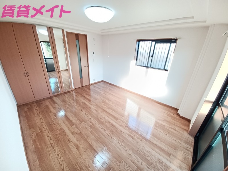 居室・リビング　同物件別室写真