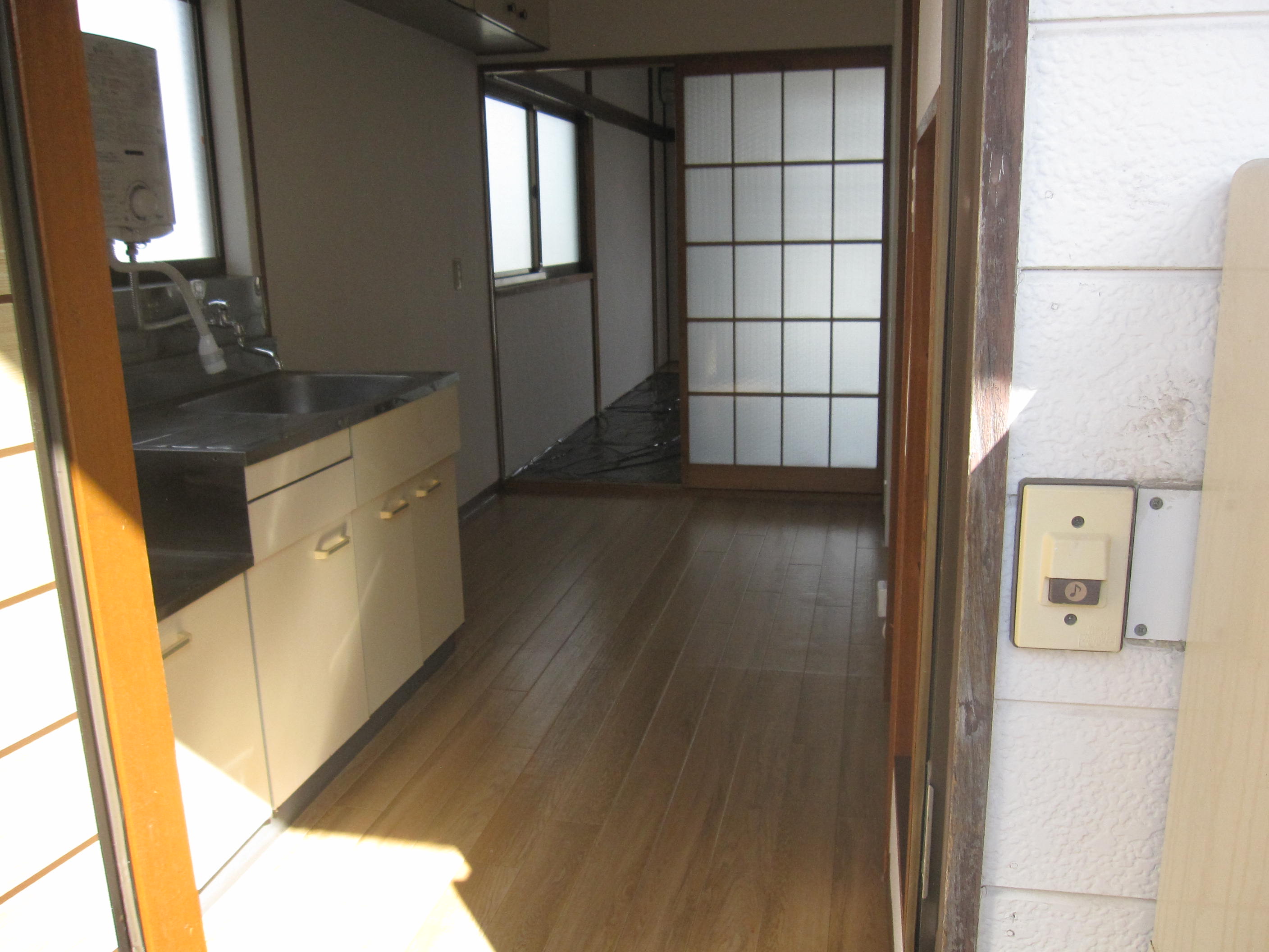キッチン　玄関よりキッチンを見る