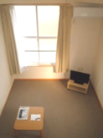 居室・リビング　１階はフローリング、２階以上はカーペットになります。