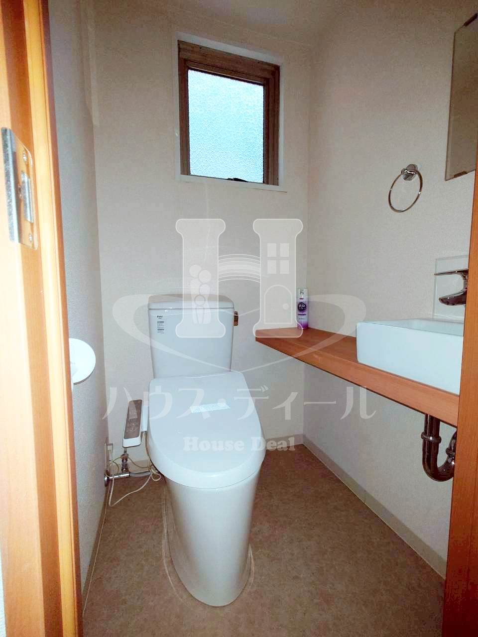 トイレ　落ち着いた色調のトイレです