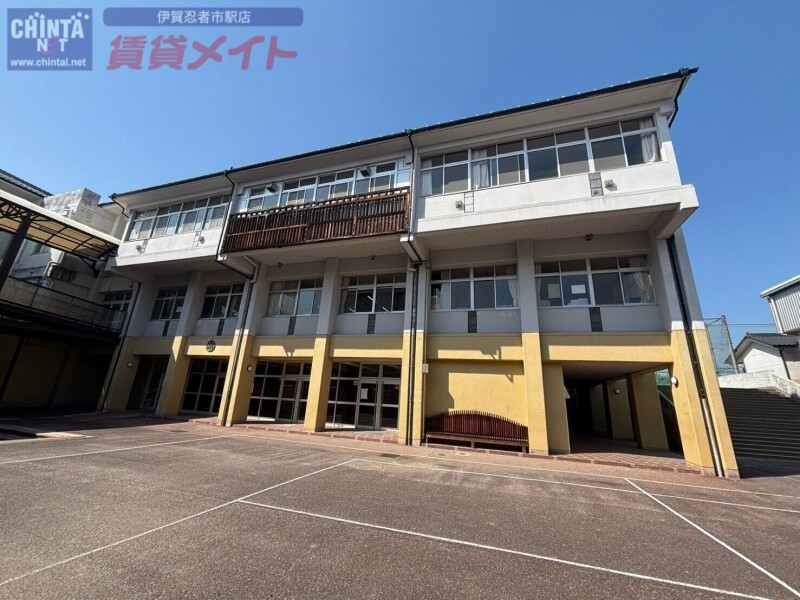 中学校　伊賀市立崇広中学校（中学校）まで618m