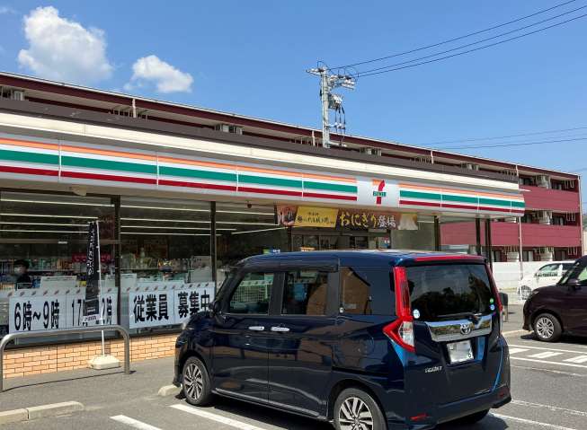 コンビニ　セブンイレブン（コンビニ）まで765m